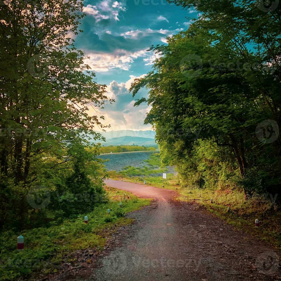 lindo Visão do montanha, azul céu. estrondo barragem Thapha, sirikit barragem uttaradit tailândia. foto