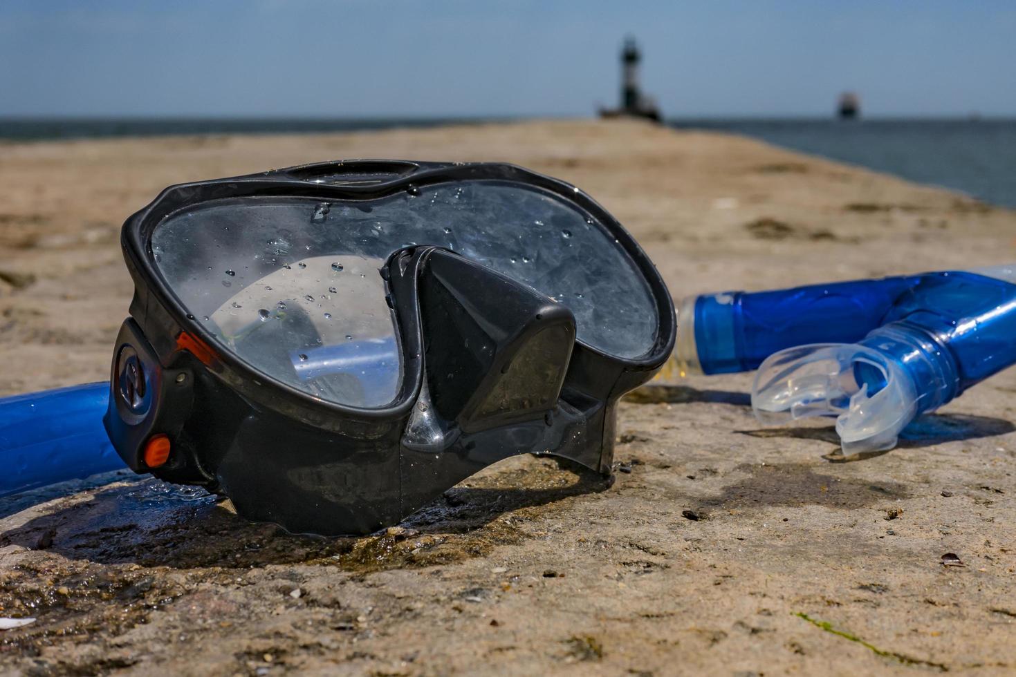 máscara e snorkel no cais de férias e viagens no mar foto