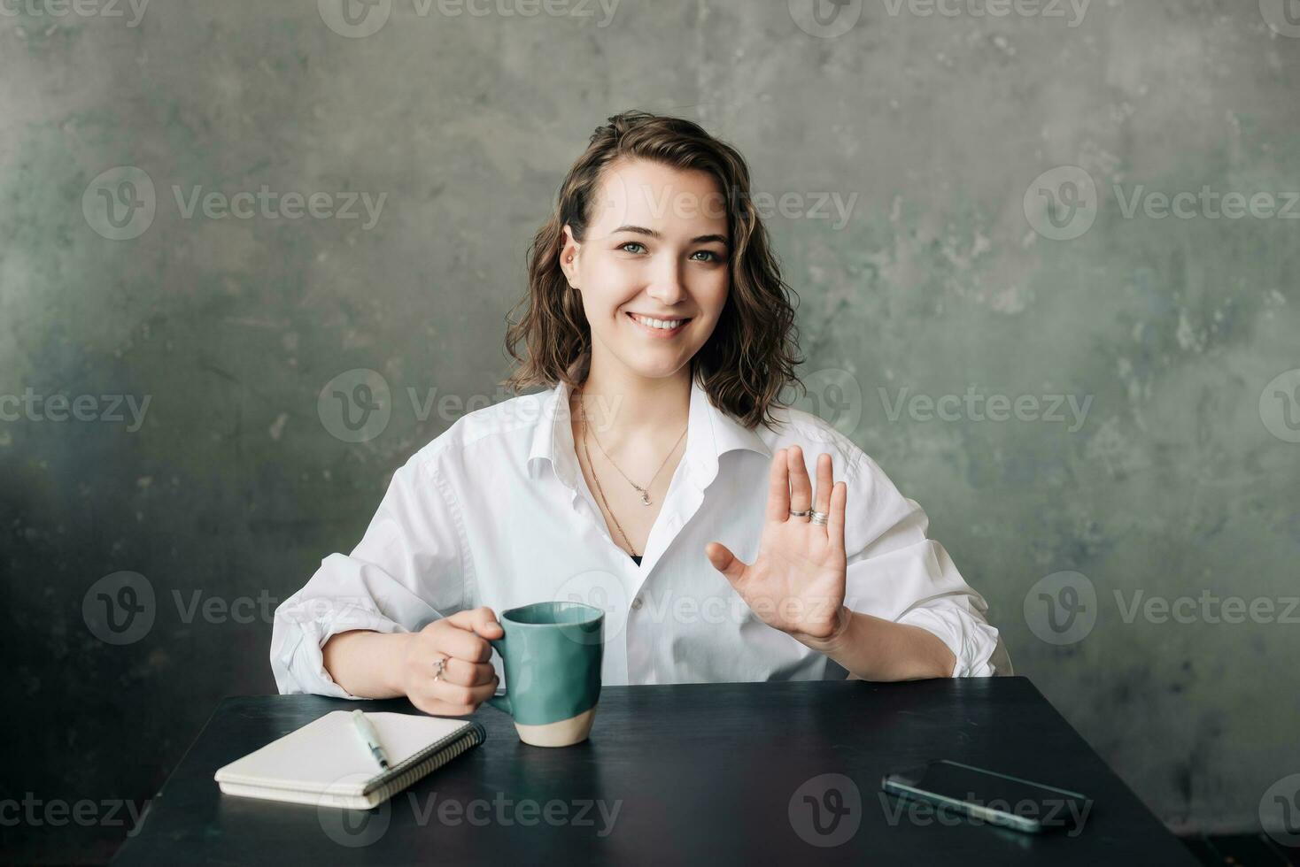 virtual o negócio comunicação. elegante mulher noivando dentro uma rede Câmera vídeo conferência a partir de casa ou escritório - moderno controlo remoto trabalhos conceito foto