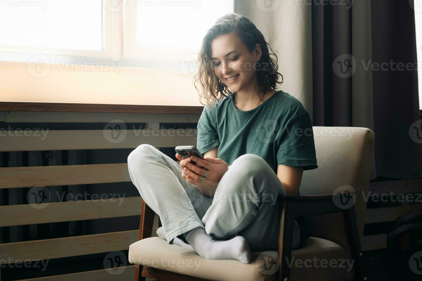 conectado e produtivo, jovem mulher abraços tecnologia, noivando dentro comunicação e estudos usando Smartphone às lar. uma moderno estilo de vida balanceamento trabalhar, estudar, e conexão através Móvel aplicativos. foto