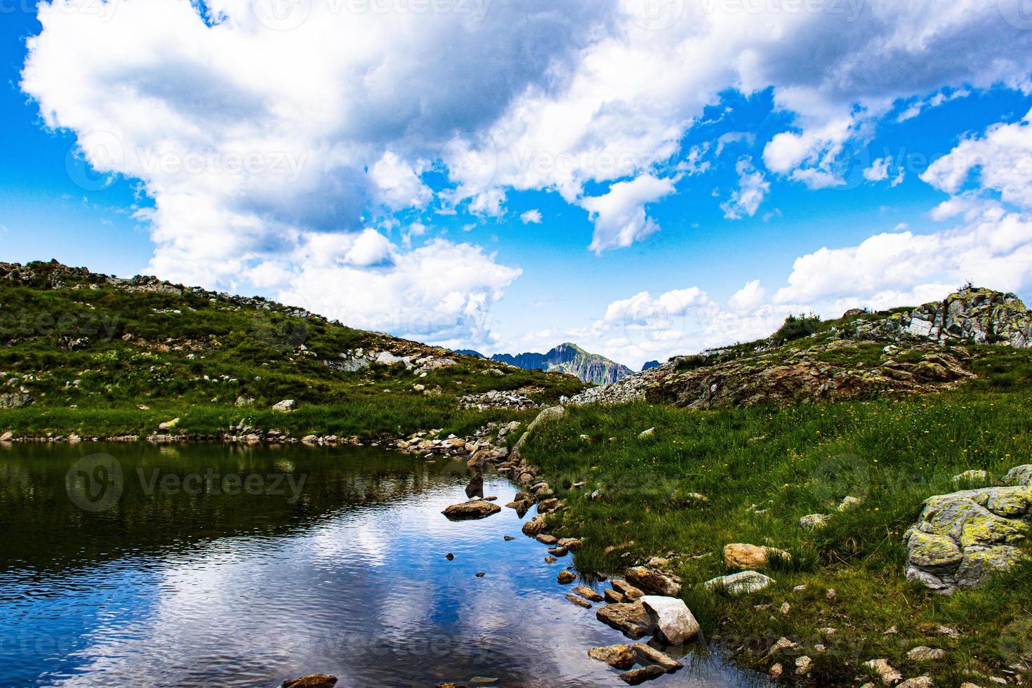 lago e montanhas durante o dia foto