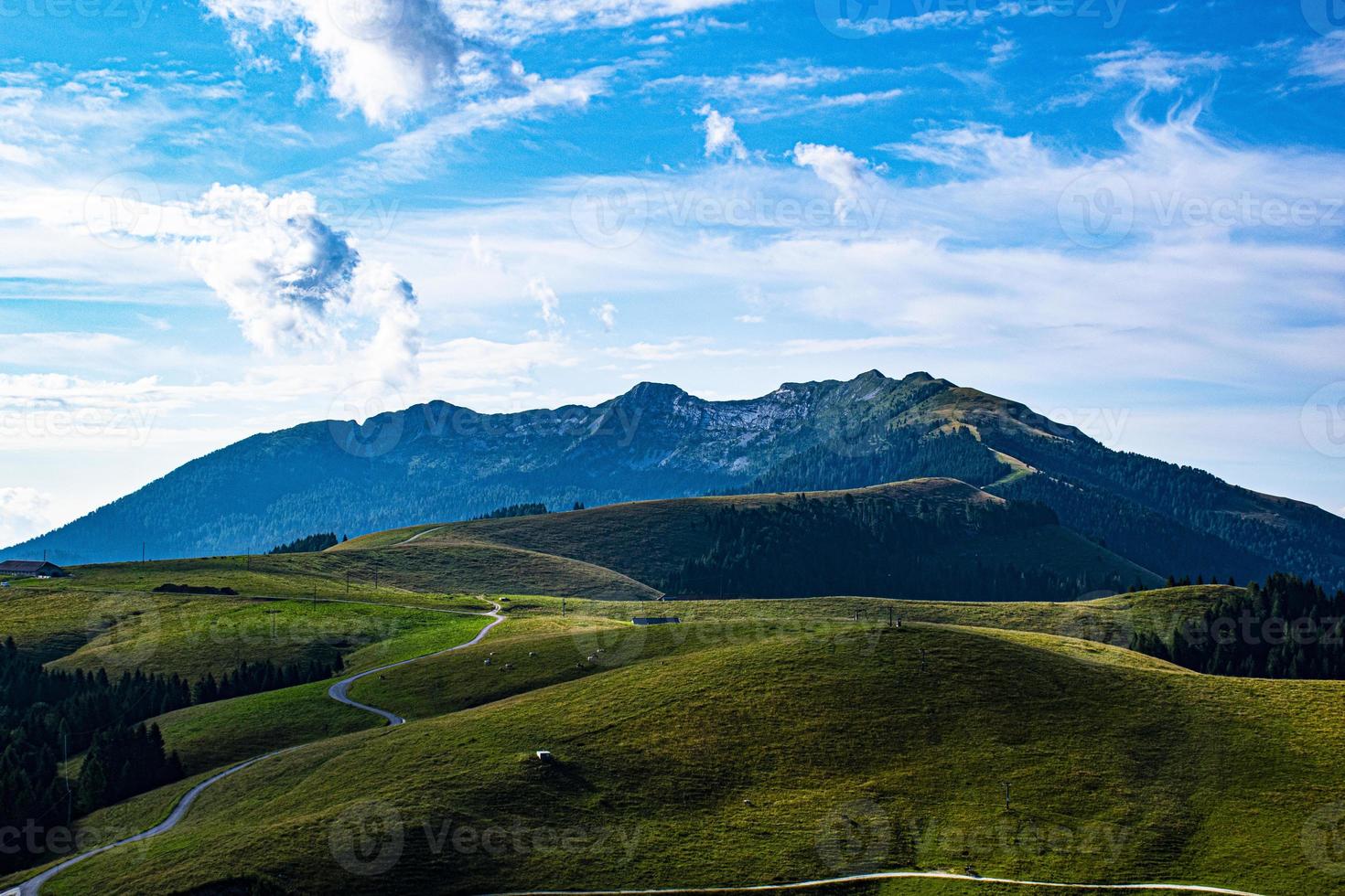 estrada através das montanhas foto