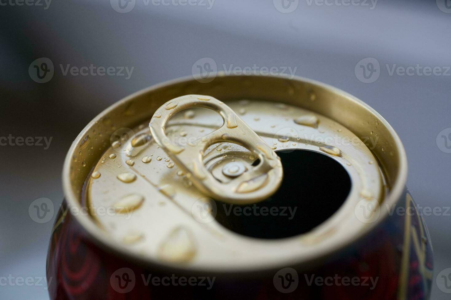 fechar-se do uma dourado pode do refrigerante com frio água pontos foto