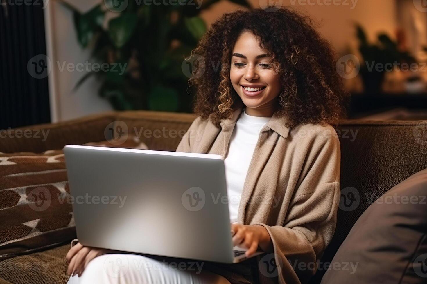 lindo jovem sorridente étnico mulher com encaracolado cabelo. ai gerado foto