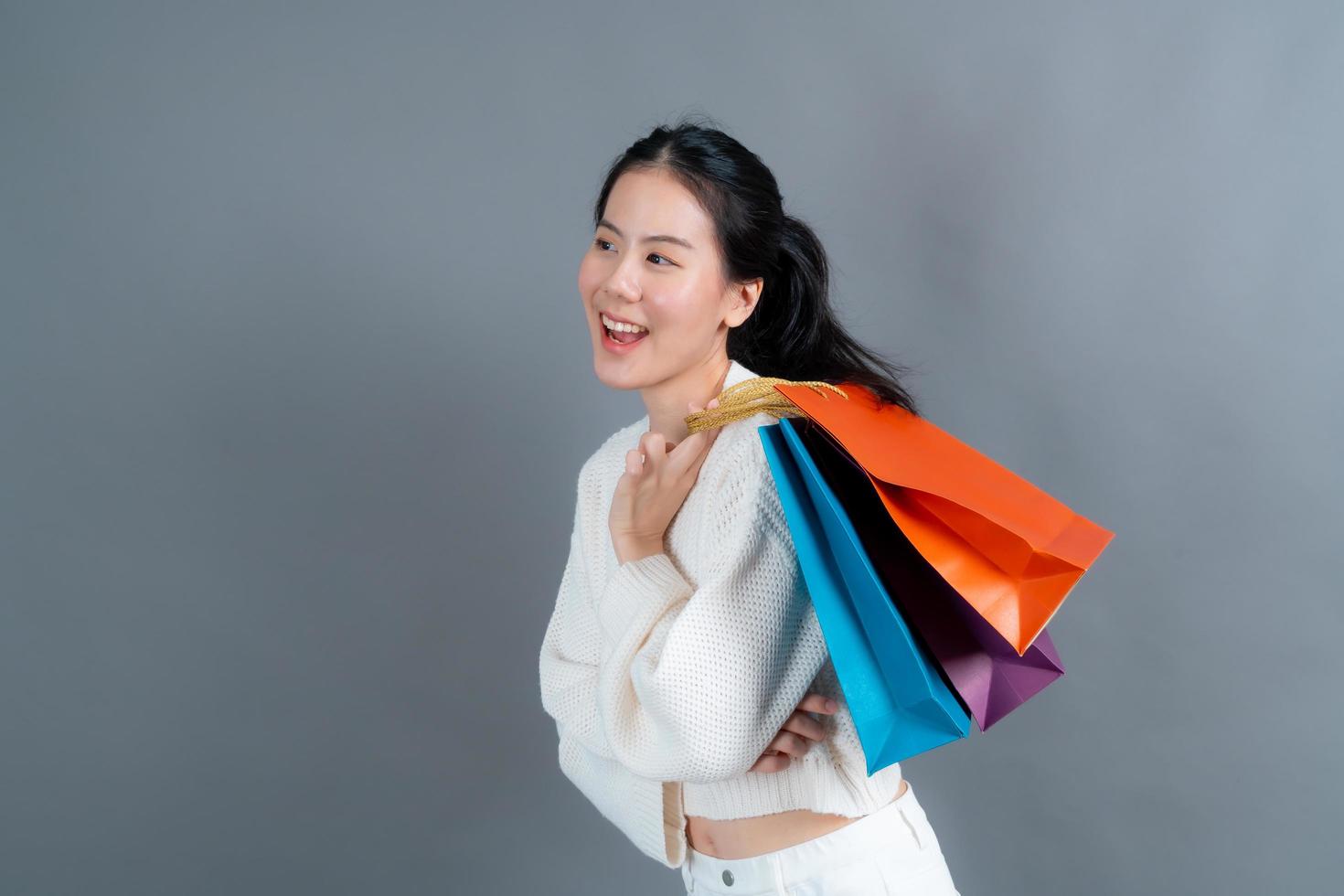 mulher asiática segurando sacolas de compras foto