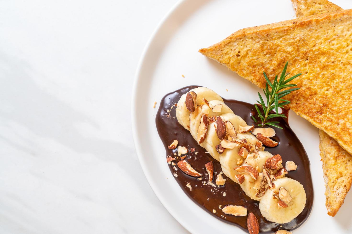 torrada francesa com amêndoas de chocolate e banana foto