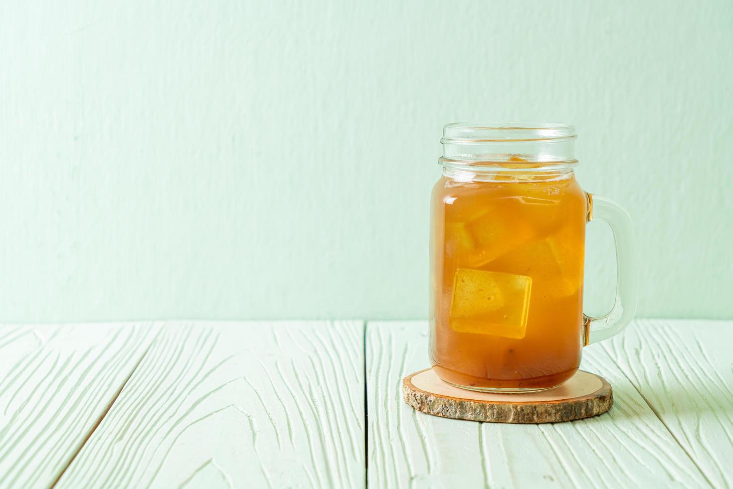 deliciosa bebida doce suco de tamarindo e cubo de gelo foto