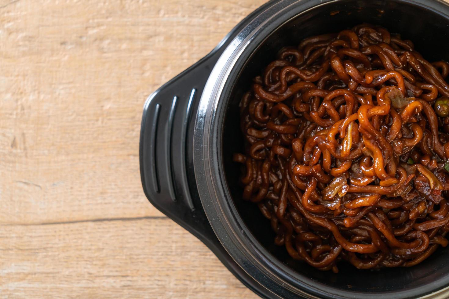 espaguete preto coreano ou macarrão instantâneo com molho de chajung assado foto