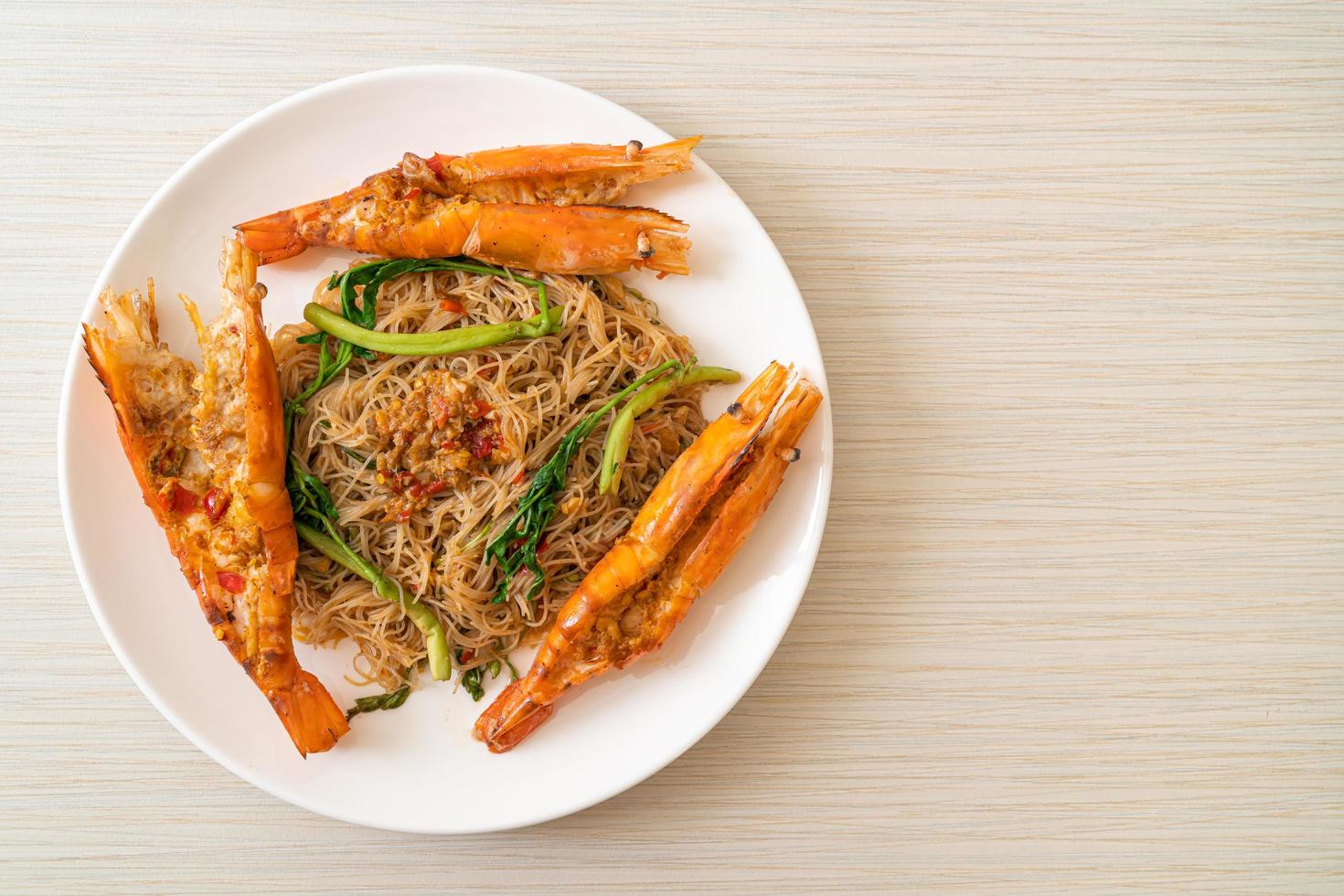 mexa aletria de arroz frito e mimosa de água com camarões do rio foto