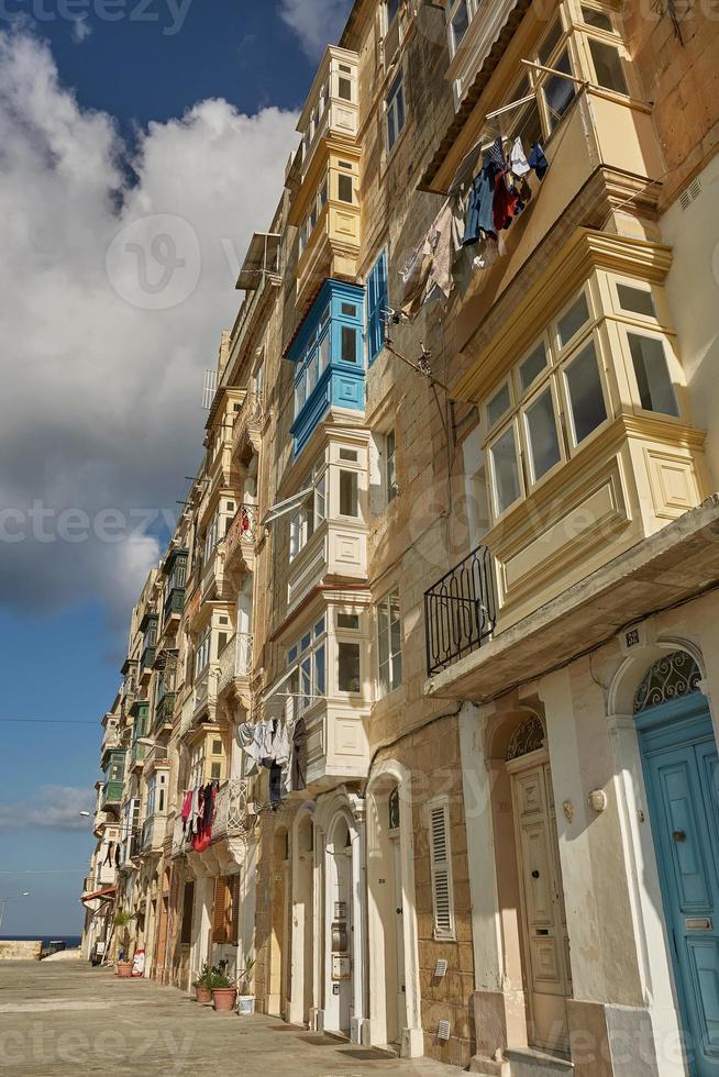 arquitetura tradicional colorida e casas com varandas em valletta, malta foto