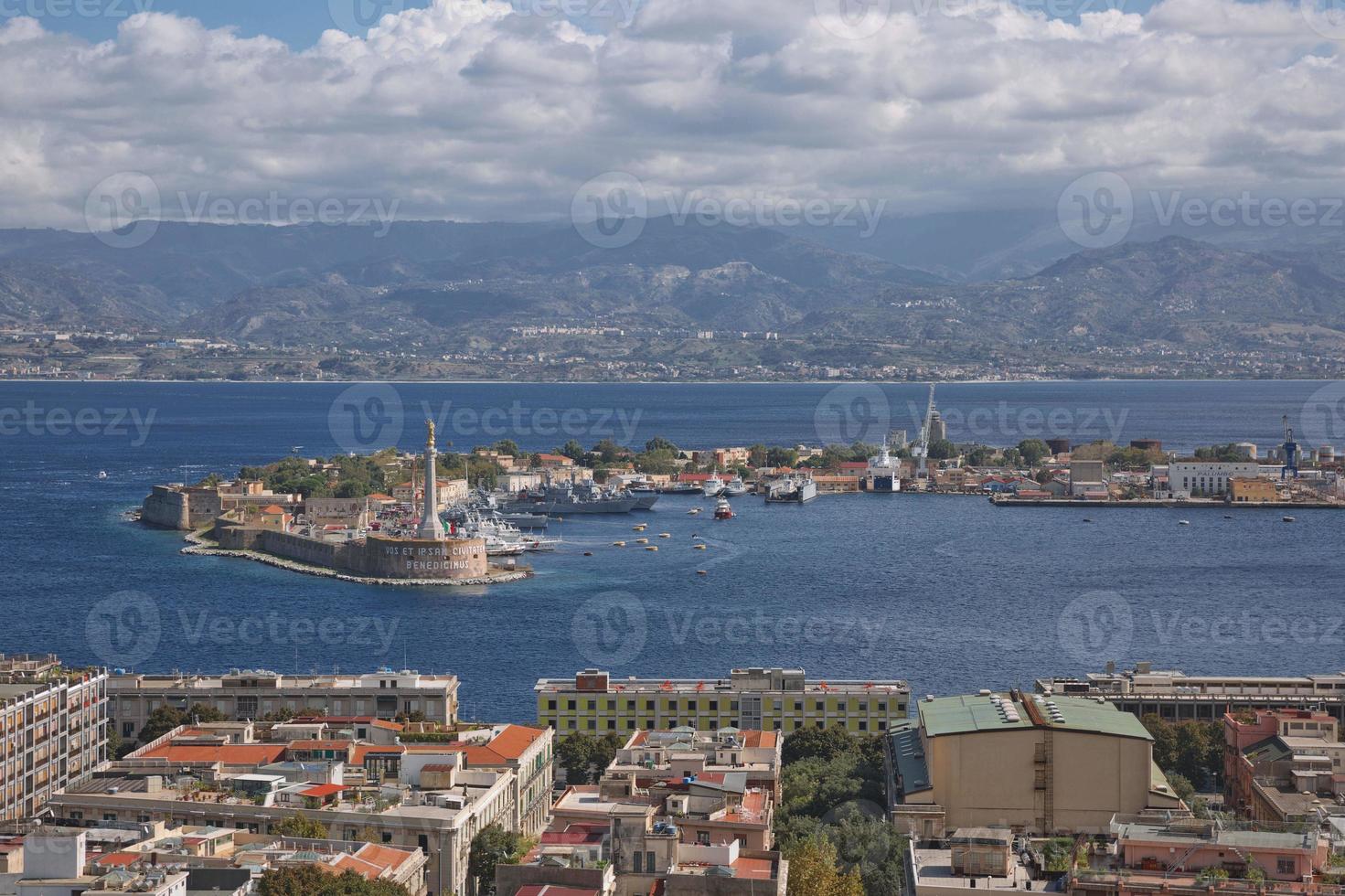 vista do porto de messinas com a estátua de ouro de madonna della lettera na sicília, itália foto