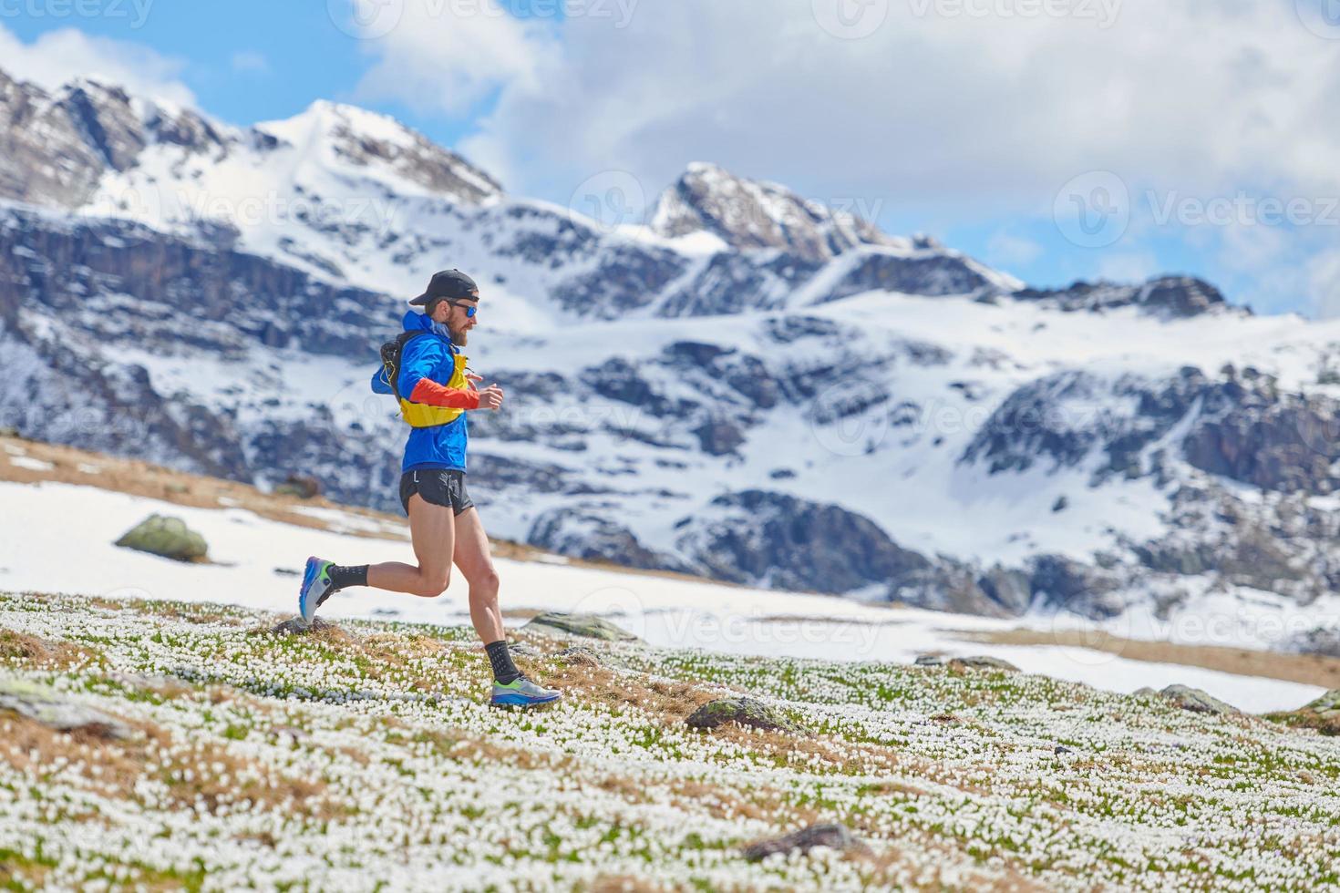 atleta corre uma trilha de montanha abaixo foto