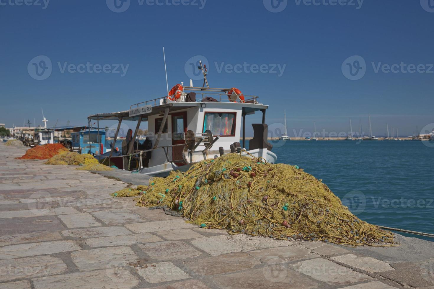 barcos e redes de pesca prontos e preparados na ilha de Zakynthos, na Grécia foto