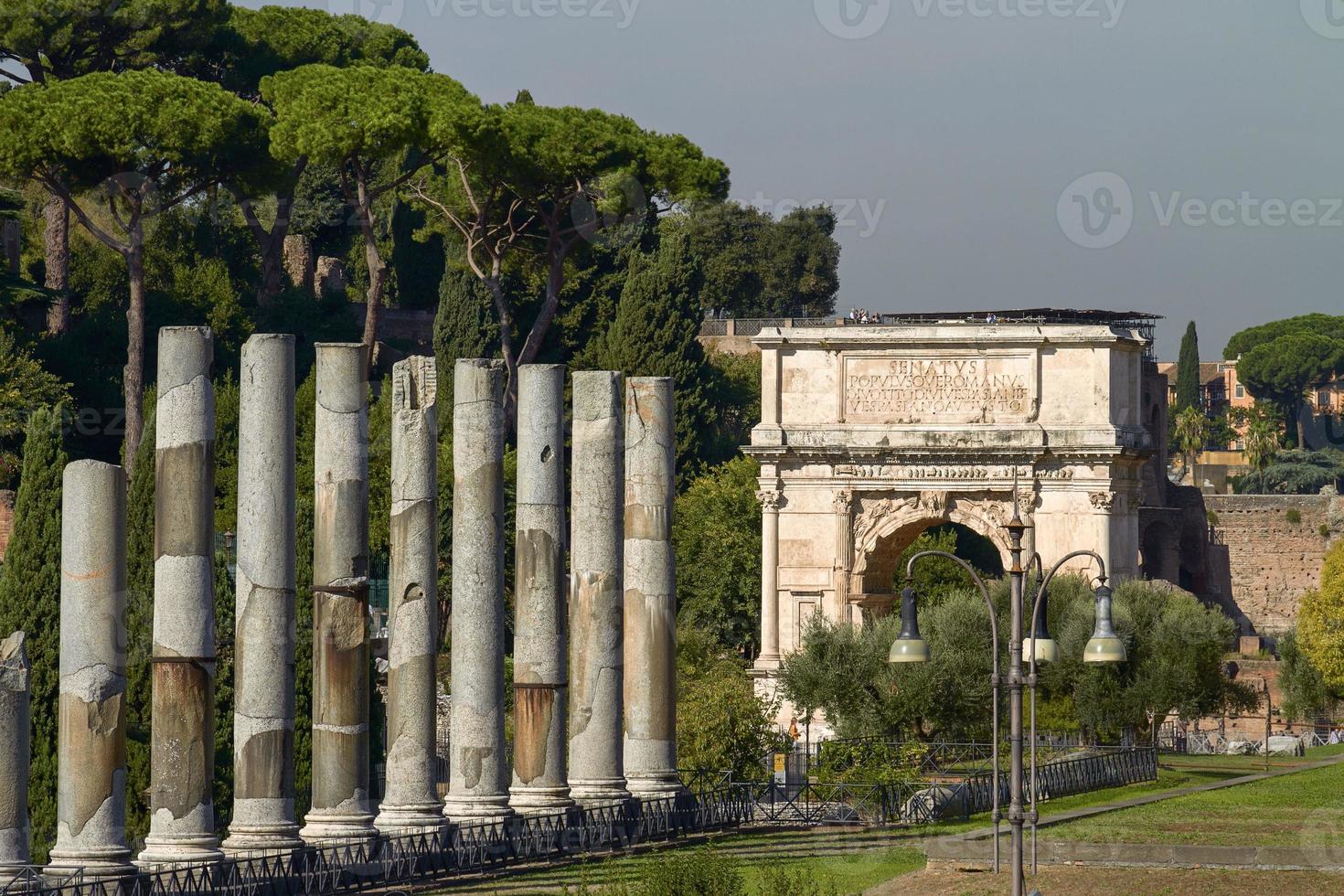 turistas que visitam o sítio arqueológico do fórum romano em roma itália foto