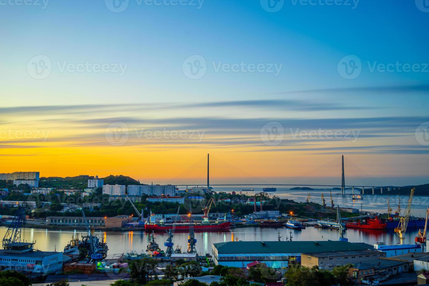 amanhecer sobre a baía do mar com vista para a ponte russa foto