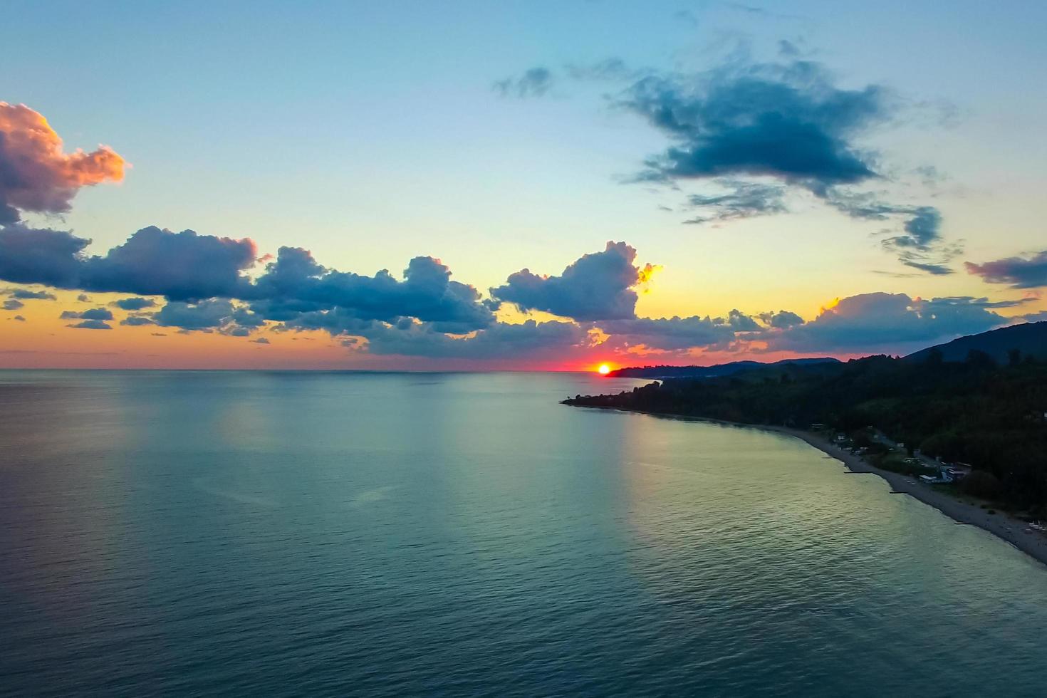 vista aérea de um lindo pôr do sol sobre o mar foto