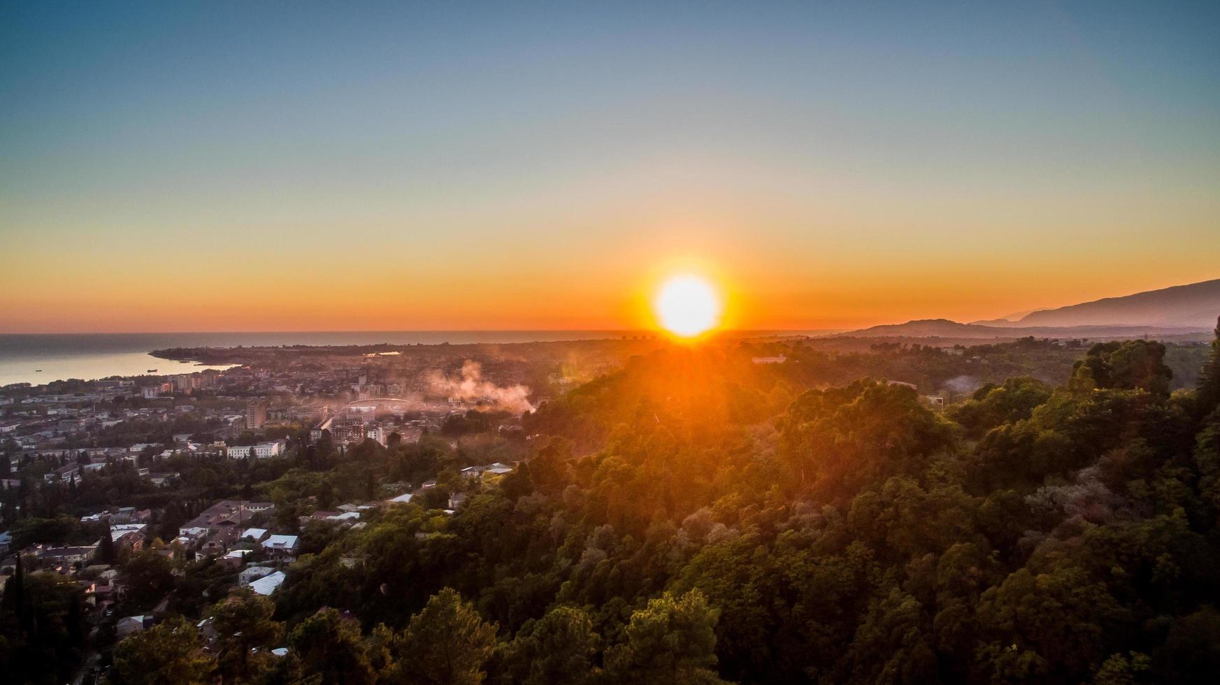 vista aérea da paisagem urbana durante o pôr do sol foto