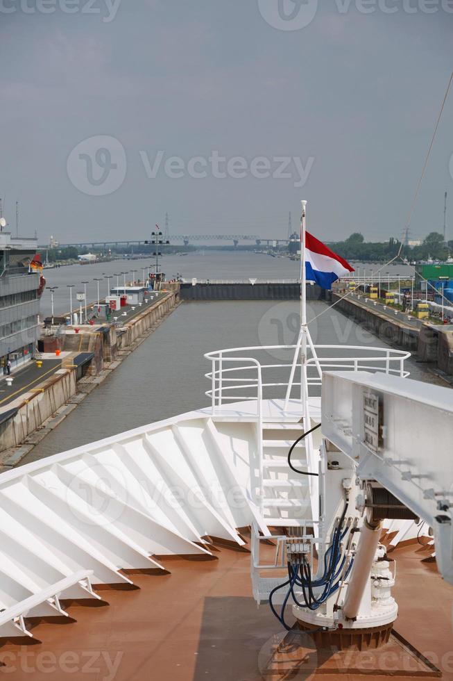 Kiel, Alemanha - 23 de maio de 2017, navio de cruzeiro passa pela eclusa de Holtenau do canal de Kiel foto