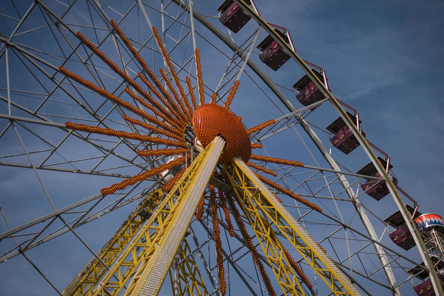 roda gigante em um parque noturno entretenimento no parque foto