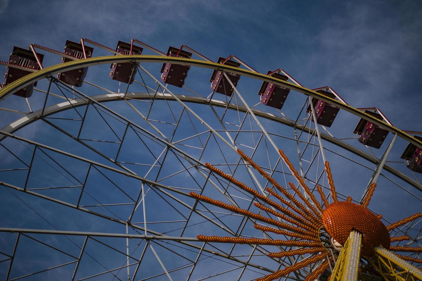 papel de parede de roda gigante em um parque noturno foto