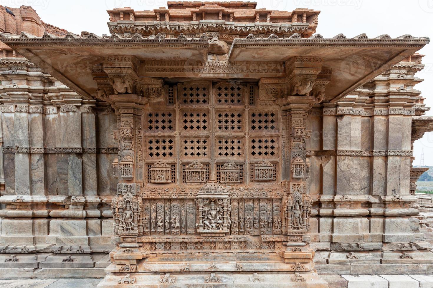 templo sahastra bahu em udaipur, rajasthan, índia foto