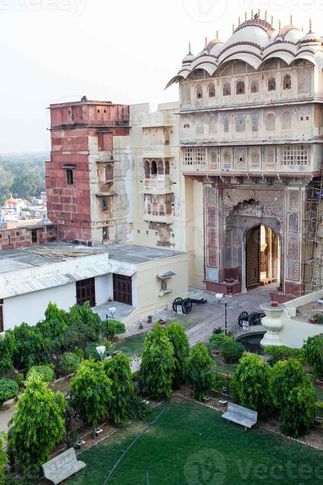 palácio da cidade em karauli, rajasthan, índia foto