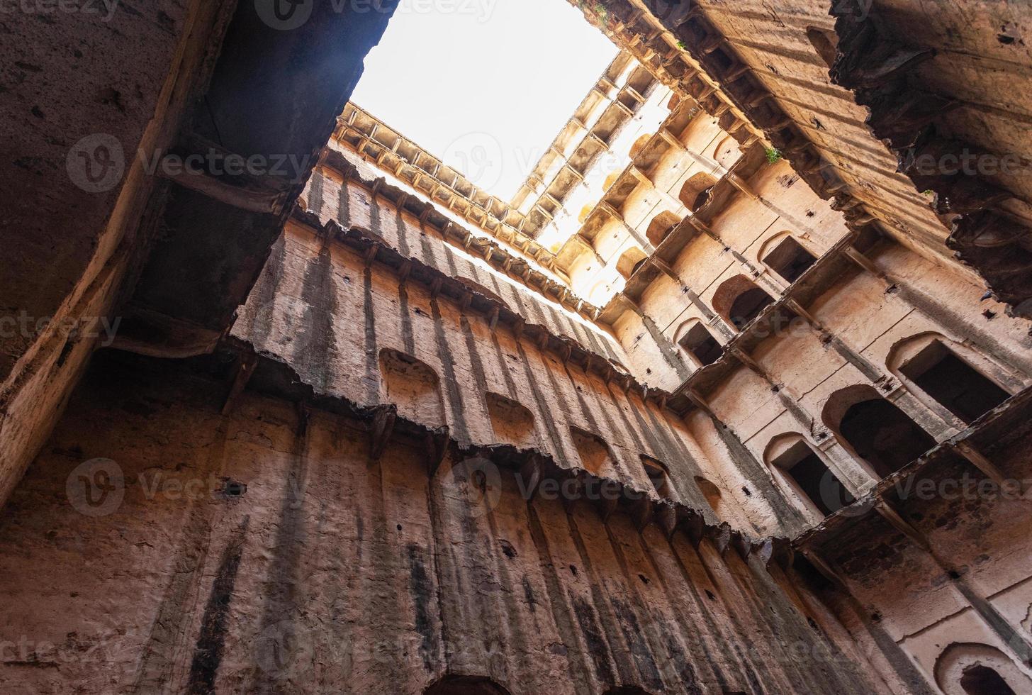 pise bem em bawdi, perto do forte neemrana, rajasthan, índia foto