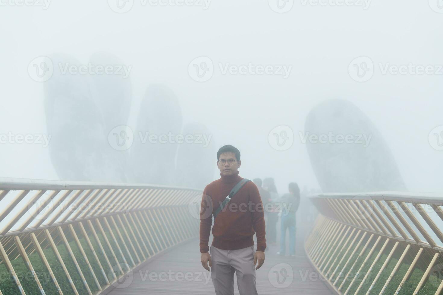 homem viajante passeios turísticos dourado ponte às a topo do a BA n / D colinas. ponto de referência e popular. Vietnã e sudeste Ásia viagem conceito foto