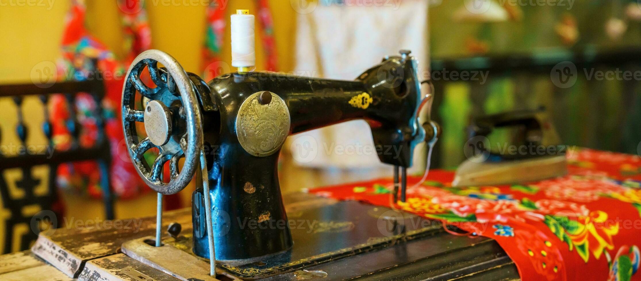 velho de costura máquina em mesa foto