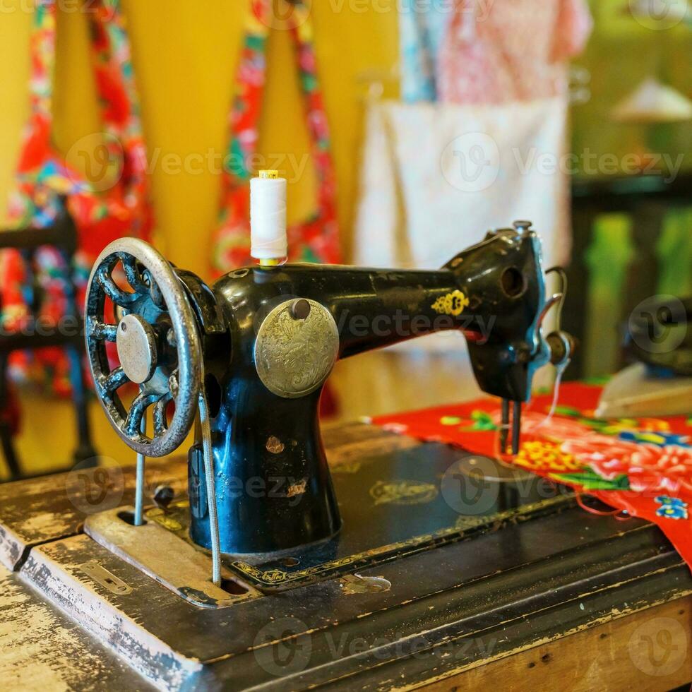 velho de costura máquina em mesa foto