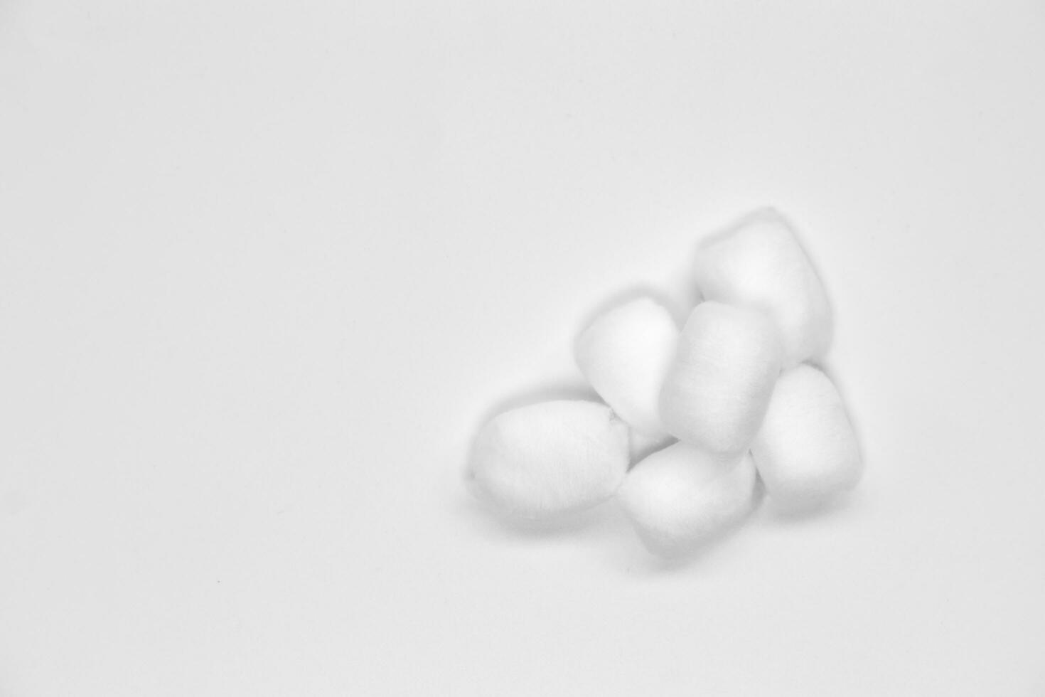 algodão bolas em branco plano de fundo, topo Visão foto