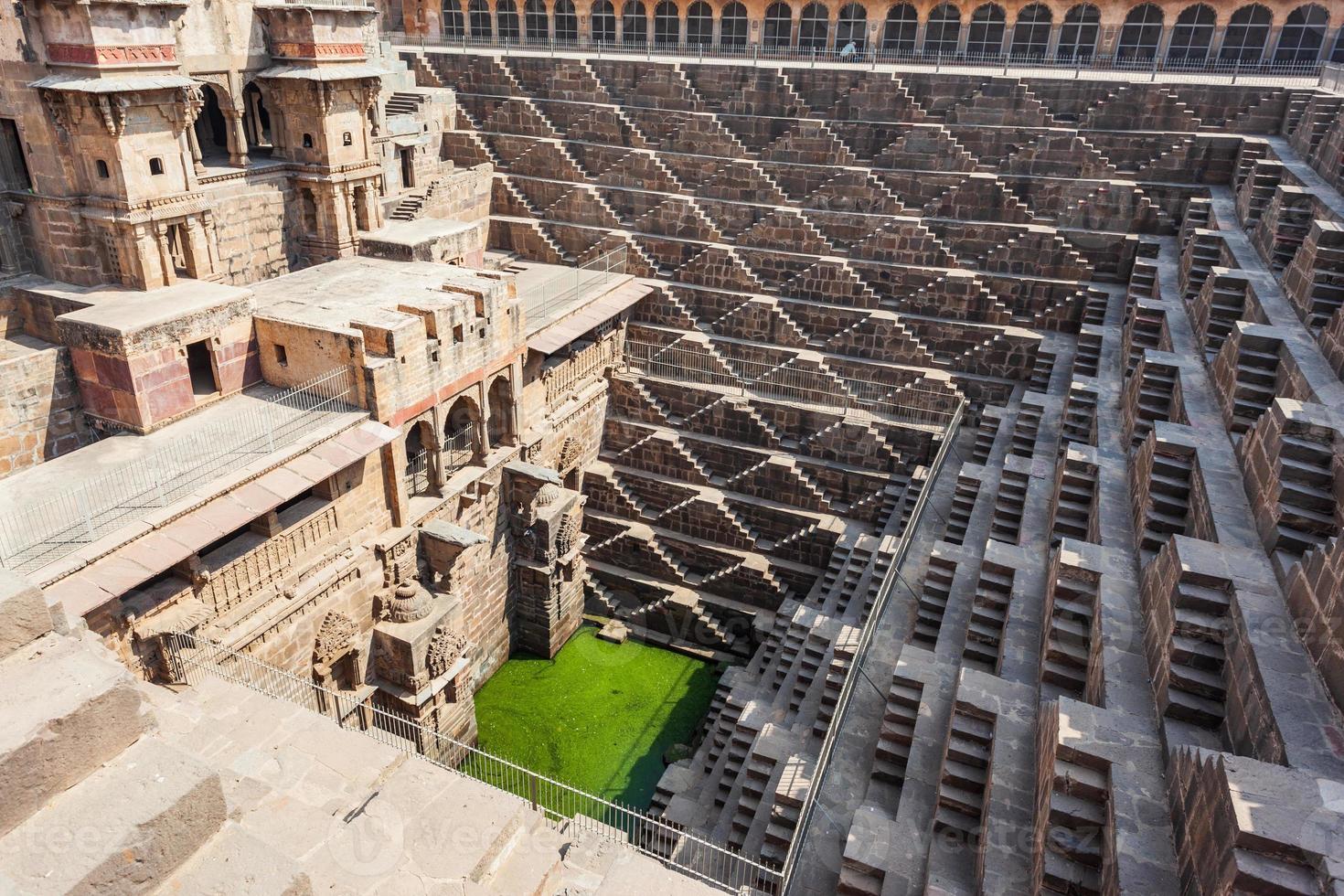 pisar bem em abhaneri, rajasthan, índia foto