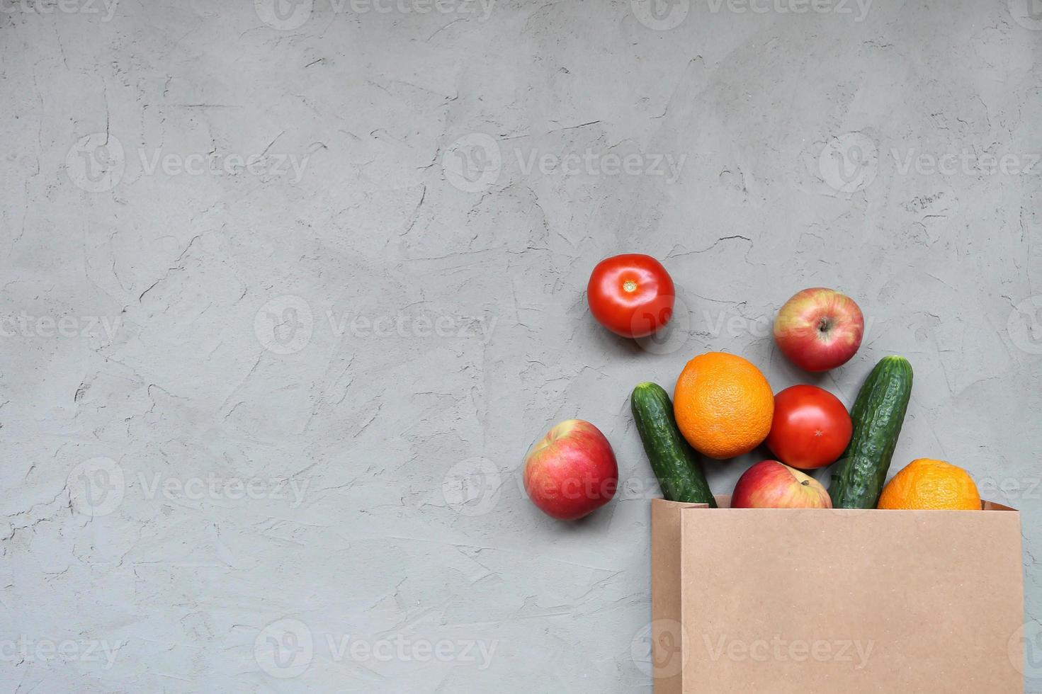 saco de papel vegetais e frutas foto