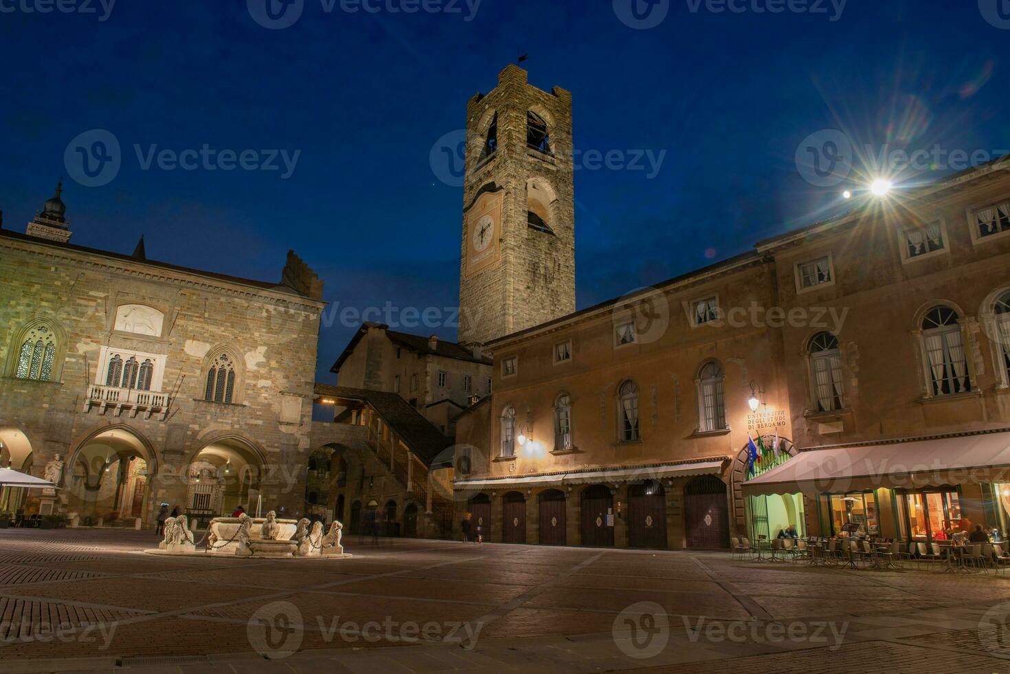 Bergamo velho quadrado às crepúsculo foto