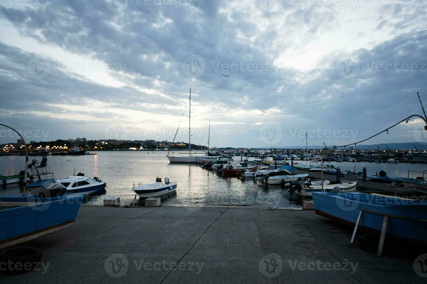 pescaria barcos dentro a porta do nessebar, Bulgária. foto