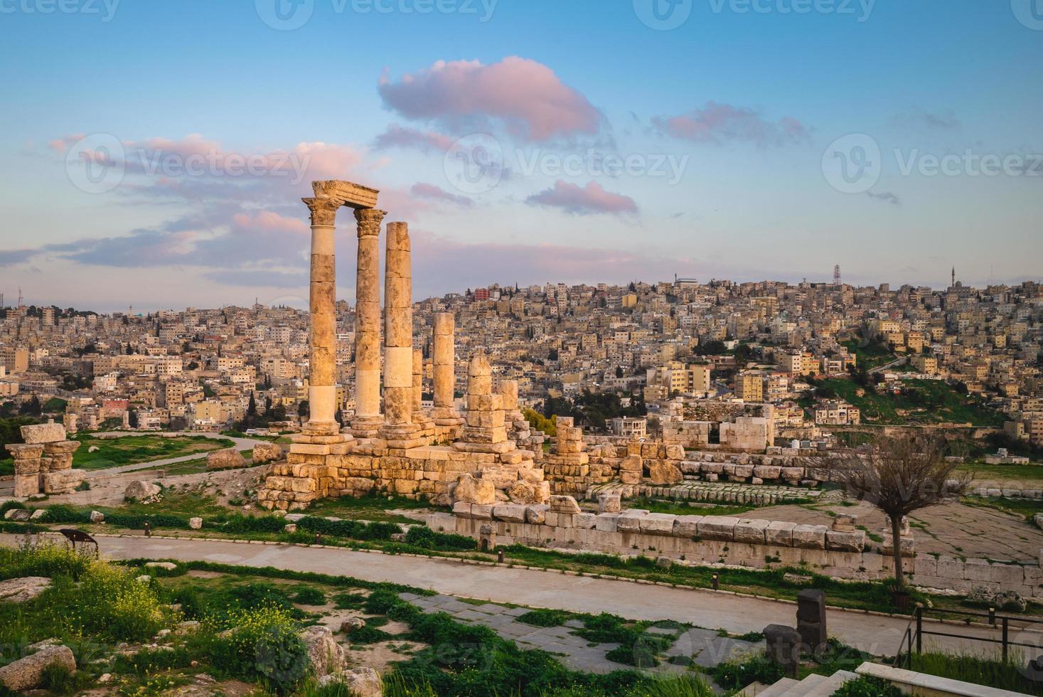 templo de Hércules na cidadela de Amã na Jordânia foto