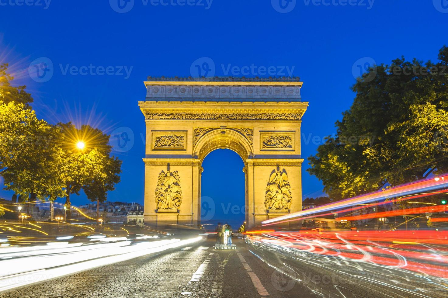 arco do triunfo em paris, frança, à noite foto