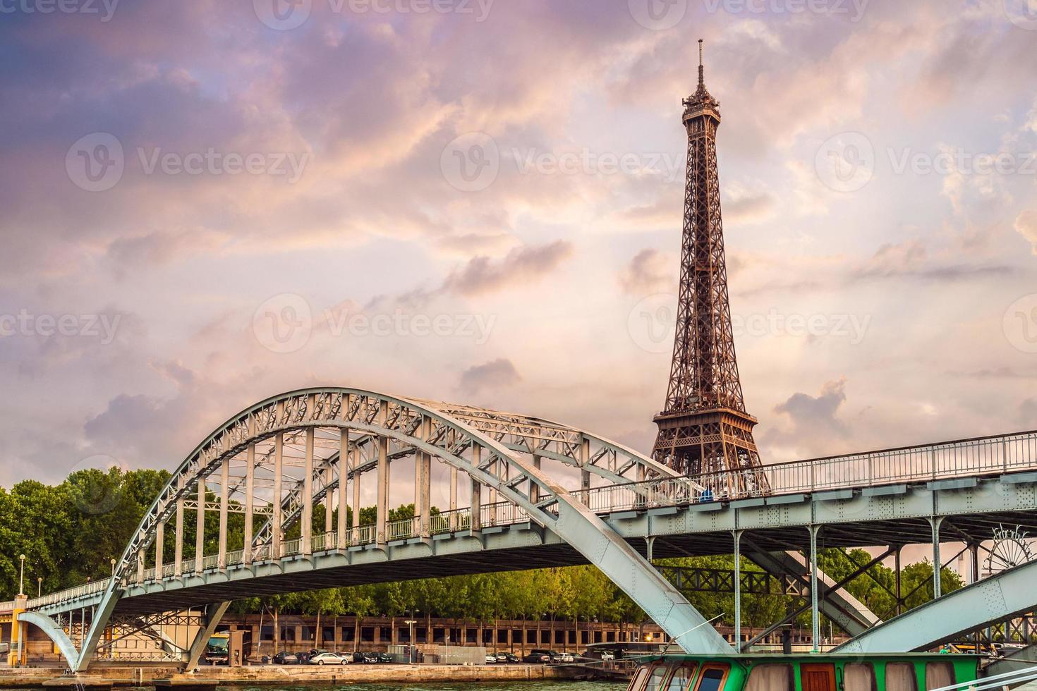 torre eiffel e ponte passerelle debilly em paris, frança foto