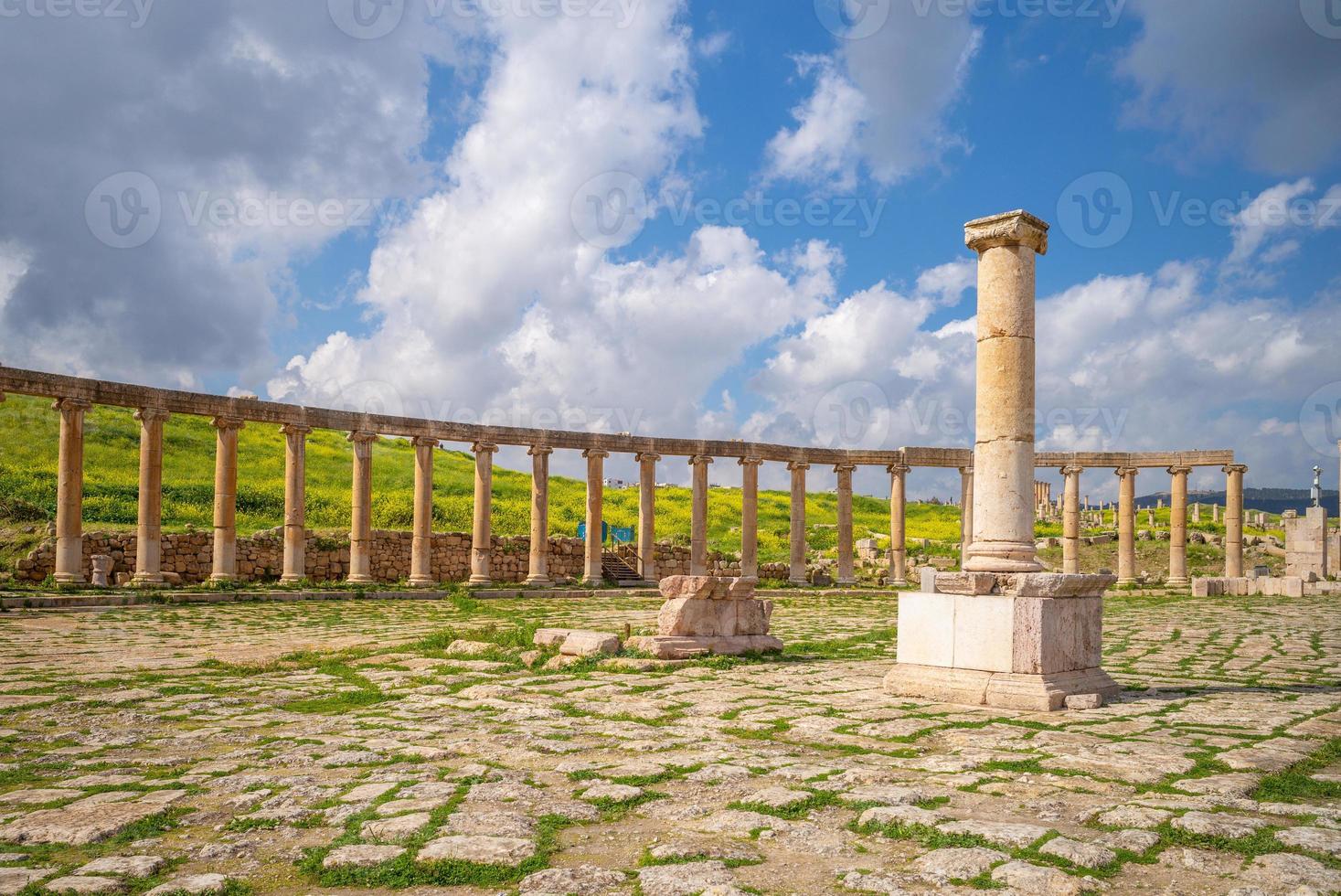 fórum oval e cardo maximus em jerash na jordânia foto