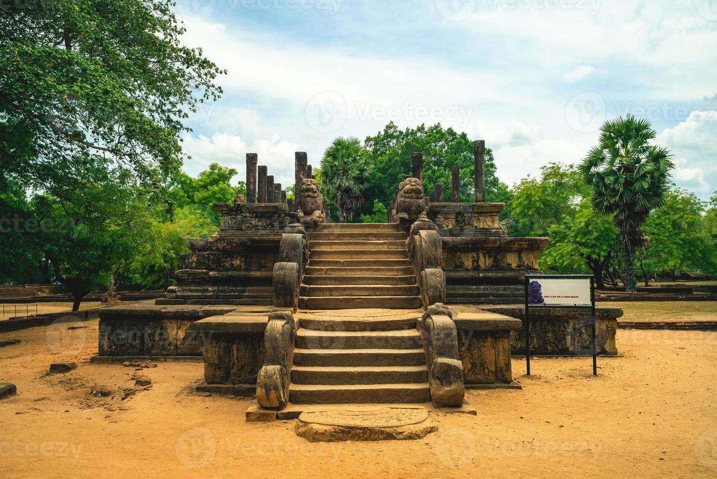 salão de audiência na cidade antiga de polonnaruwa, patrimônio mundial da unesco, no sri lanka foto