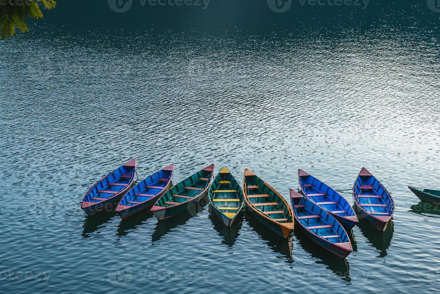 paisagem do lago fewa em pokhara nepal ao anoitecer foto