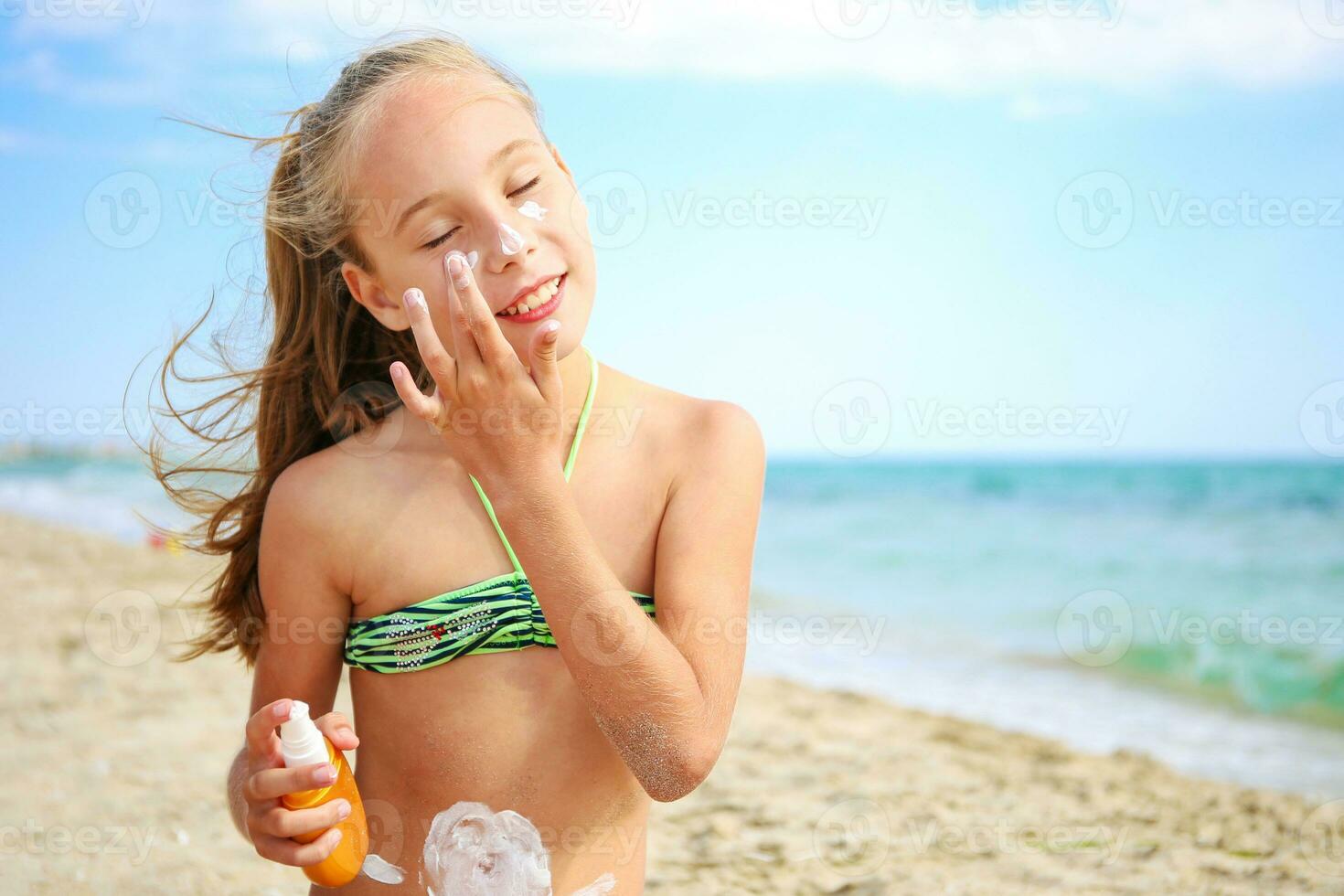 menina aplicando protetora protetor solar em face. foto