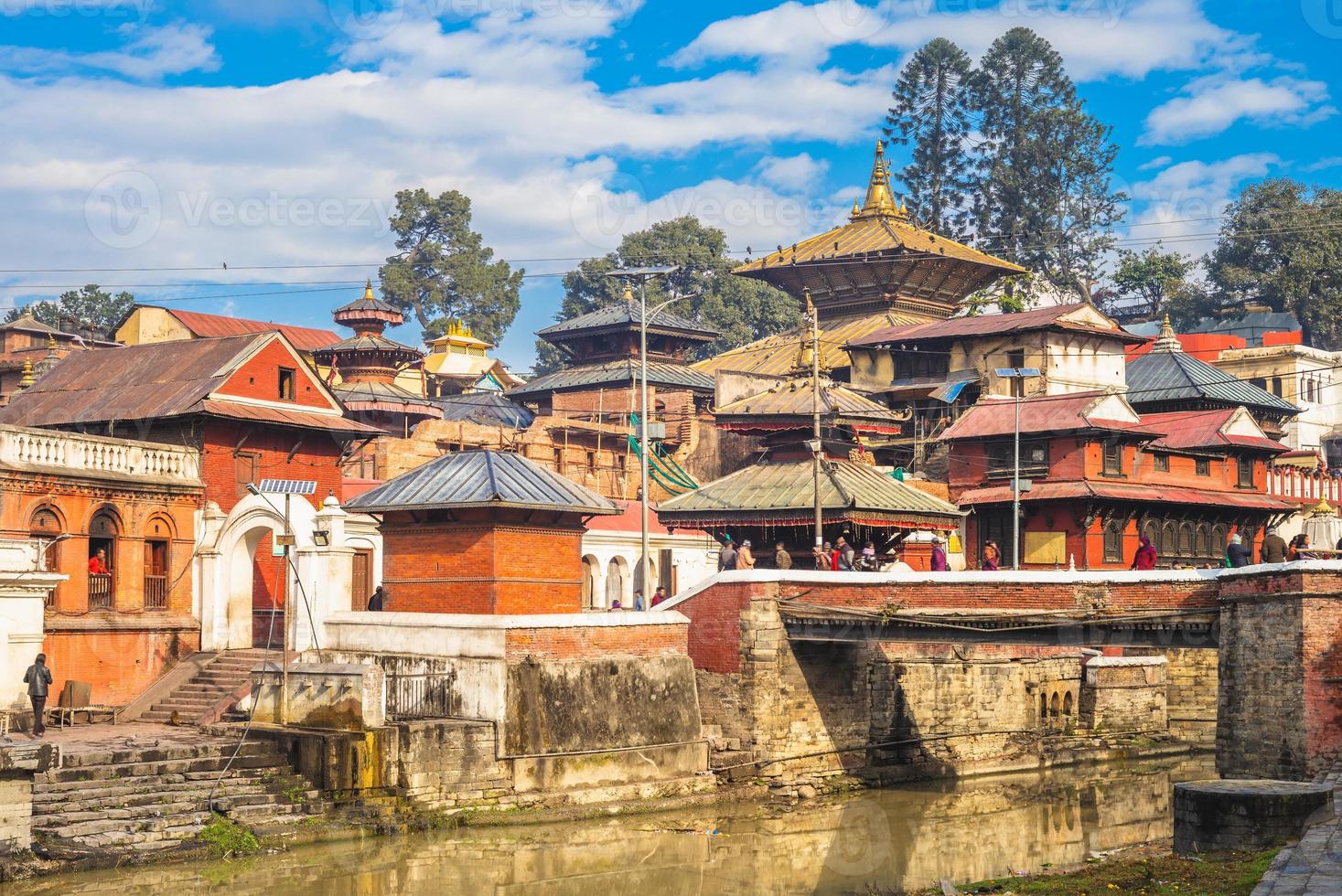 templo pashupatinath perto do rio bagmati em kathmandu em nepal foto