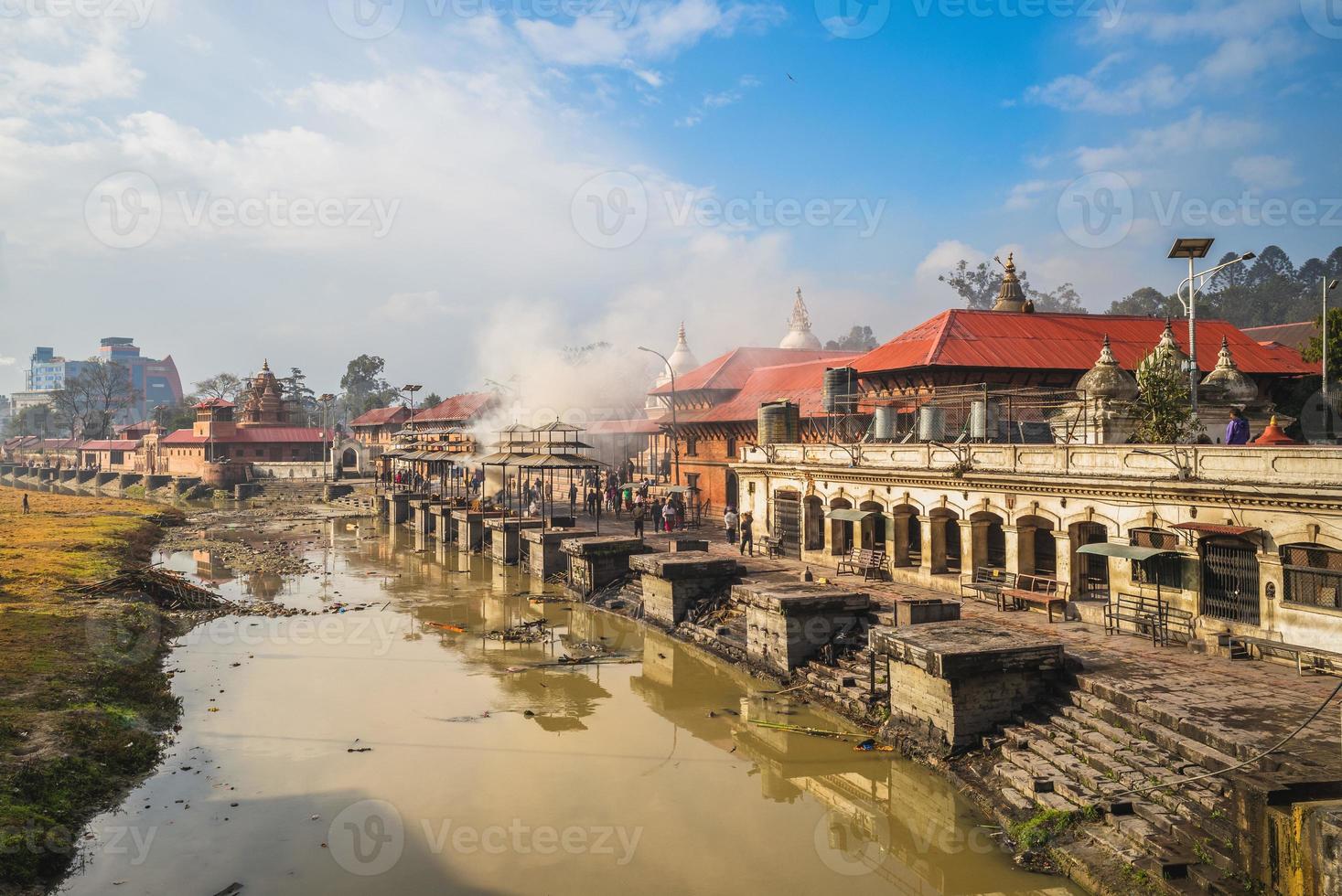 templo pashupatinath perto do rio bagmati em kathmandu em nepal foto