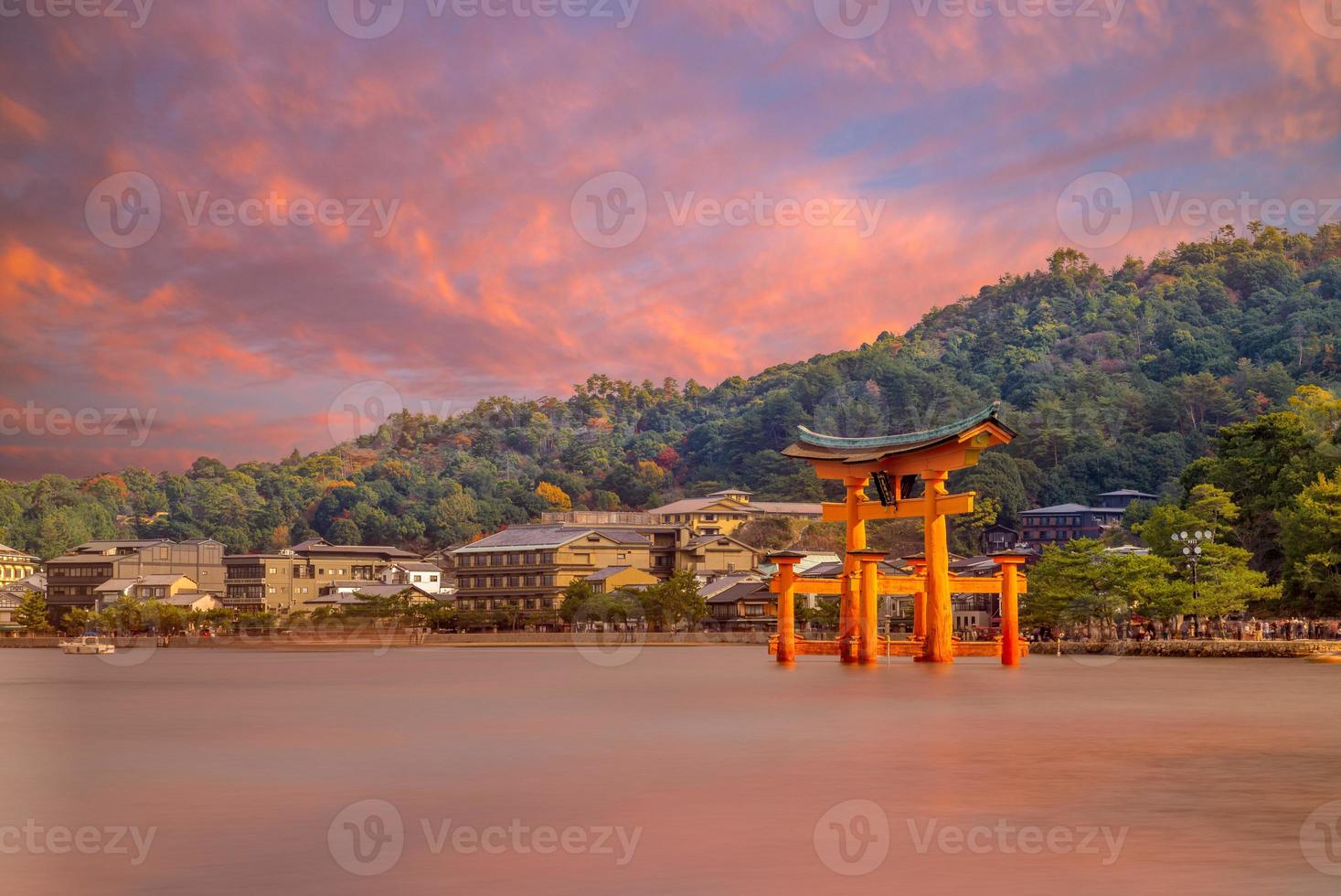 torii flutuante do santuário itsukushima em Hiroshima, no Japão foto