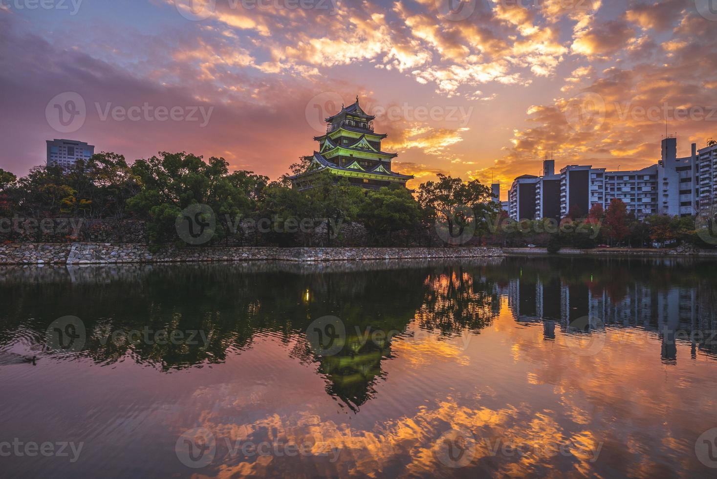 Castelo de Hiroshima, também conhecido como Castelo de Carpa em Hiroshima, no Japão foto