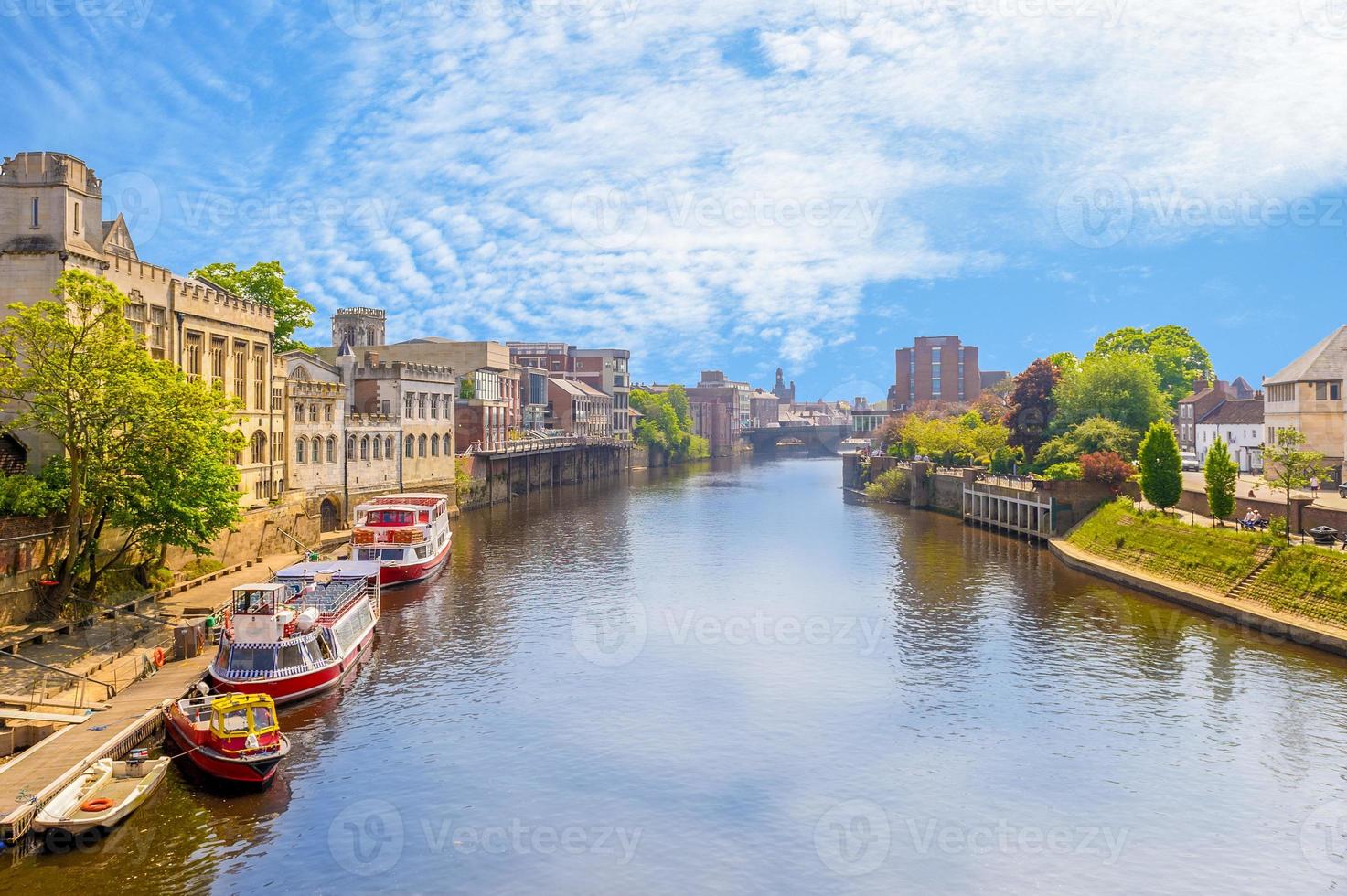 vista da cidade de york à beira do rio foto