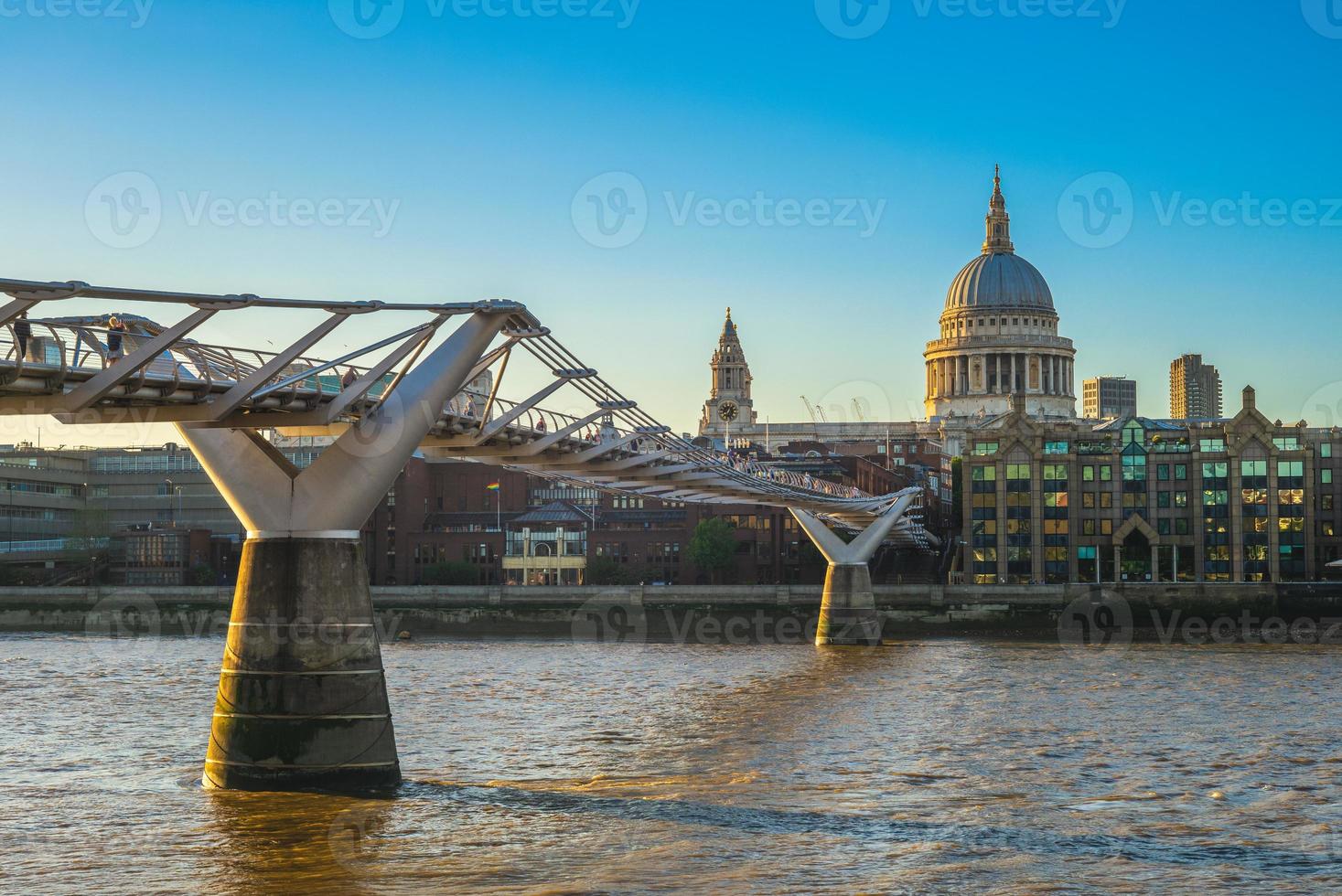 Catedral de São Paulo perto do rio Tamisa em Londres, Reino Unido foto