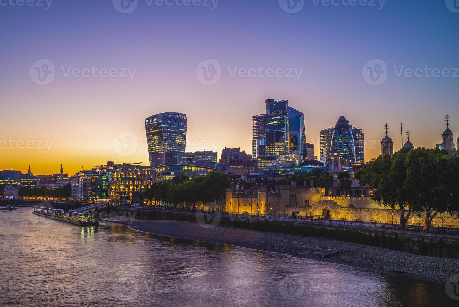 visão noturna de Londres pelo rio Tamisa foto