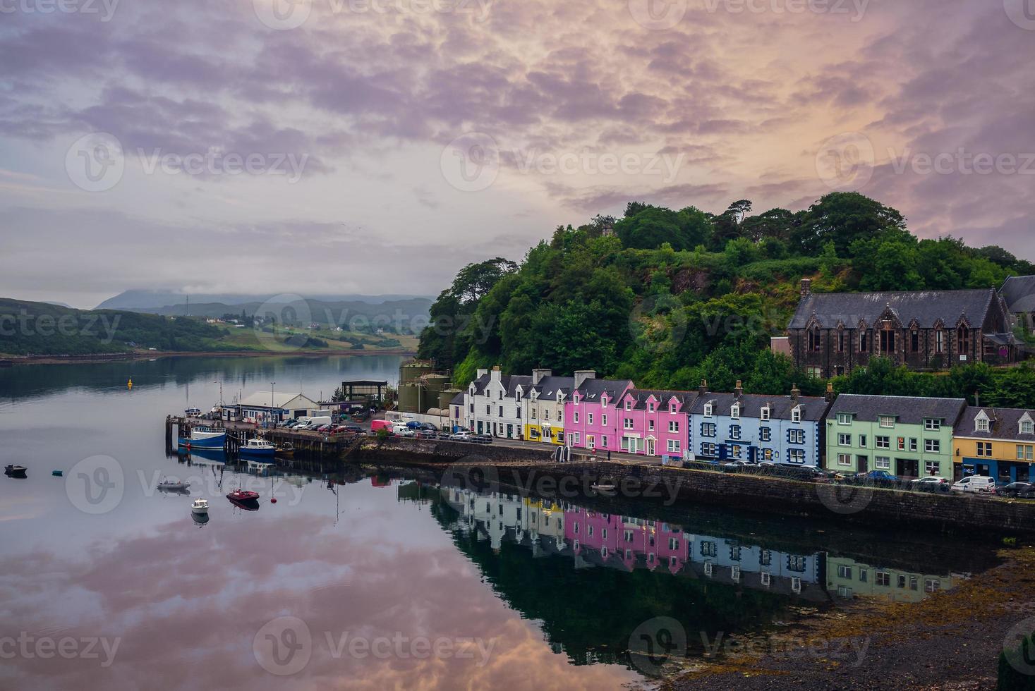 cenário do porto de portree na escócia, reino unido foto